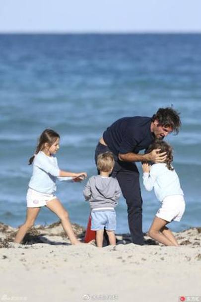Roger Federer, che domenica nel giorno della festa del pap si  aggiudicato il secondo titolo stagionale, si concede qualche ora di mare con i figli sulla spiaggia di Miami. Con lui le gemelline Myla Rose e Charlene Riva, nate il 23 luglio 2009 e i piccoli Leo e Lennart nati il 6 maggio 2014. Fonte Viki_RF